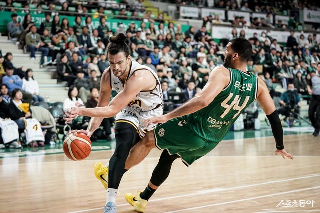 LG 아셈 마레이(왼쪽)가 15일 원주DB프로미아레나서 열린 DB전 도중 골밑으로 쇄도하고 있다. 사진제공｜KBL