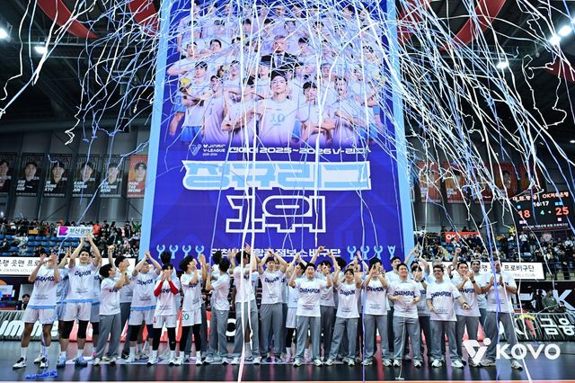 대한항공 선수들이 15일 부산강서체육관서 열린 OK저축은행과 V리그 남자부 정규리그 6라운드 원정경기를 마친 뒤 진행된 정규리그 1위 시상식에서 환호하고 있다. 사진제공｜KOVO