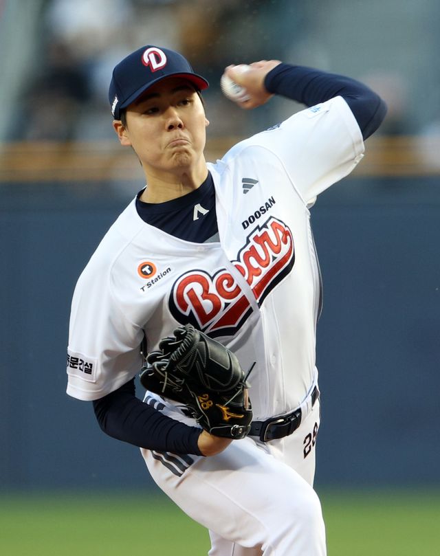 두산 최승용이 15일 이천 베어스파크서 열린 삼성과 시범경기에서 4이닝 1실점의 호투를 펼쳐 눈도장을 받았다. 뉴시스