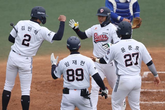 두산 박찬호(가운데)가 15일 이천 삼성과 시범경기 4회말 2점홈런을 터트린 뒤 동료들의 축하를 받고 있다. 사진제공｜두산 베어스