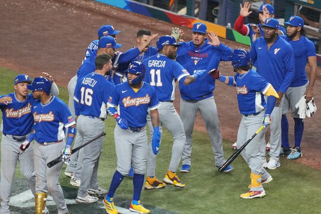 베네수엘라 야구 대표팀 선수들이 15일(한국시간) 미국 플로리다주 마이애미 론디포파크서 열린 제6회 WBC 일본과 8강전에서 5회초 마이켈 가르시아의 2점홈런이 터진 뒤 함께 기뻐하고 있다. 마이애미｜AP뉴시스