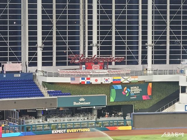 미국 플로리다주 마이애미에 위치한 론디포파크 좌측 외야의 맥주회사 광고물. 마이애미｜장은상 기자 award@donga.com