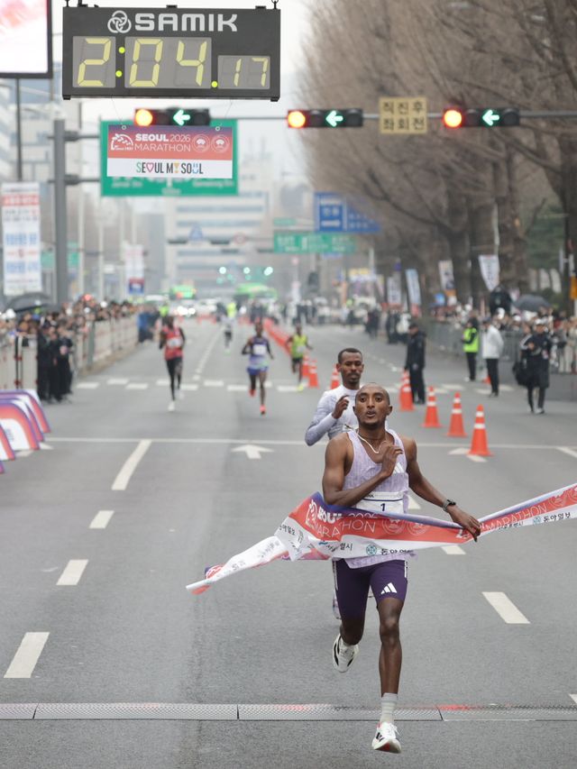 에티오피아 출신 하프투 테클루 아세파가 15일 서울 광화문광장을 출발해 잠실종합운동장으로 골인하는 코스로 진행된 2026서울마라톤 겸 제96회 동아마라톤에서 역대 국내 개최 마라톤대회 최고기록인 2시간04분17초에 결승선을 통과하고 있다. 박형기 동아일보 기자 oneshot@donga.com