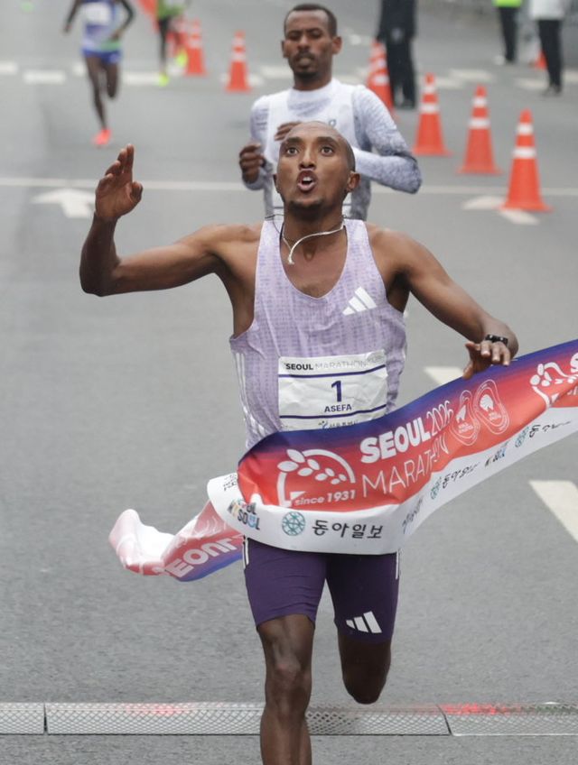 ‘에티오피아 건각’ 하프투 테클루 아세파가 15일 서울 광화문광장을 출발해 잠실종합운동장으로 골인하는 코스로 진행된 2026서울마라톤 겸 제96회 동아마라톤 국제 엘리트 남자부에서 역대 국내 개최 마라톤대회 최고 기록인 2시간04분22초에 결승선을 통과하며 환호하고 있다. 박형기 동아일보 기자 oneshot@donga.com
