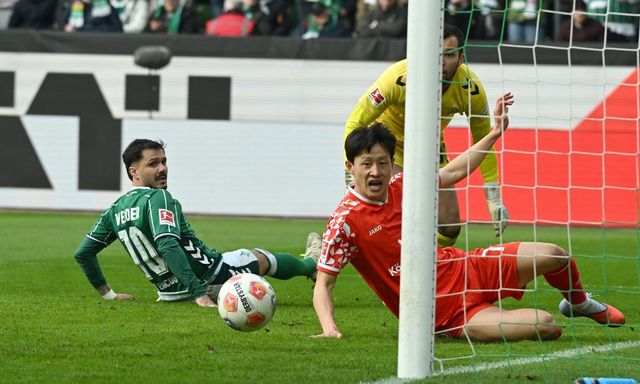 이재성(오른쪽)이 16일(한국시간) 독일 브레멘의 베저슈타디온서 열린 베르더 브레멘과 원정경기서 후반 7분 2경기 연속골을 넣고 기뻐하고 있다. AP뉴시스