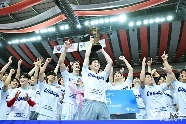 대한항공 선수들이 15일 부산강서체육관서 열린 OK저축은행과 V리그 남자부 정규리그 6라운드 원정경기를 마친 뒤 진행된 정규리그 1위 시상식에서 환호하고 있다. 사진제공｜KOVO