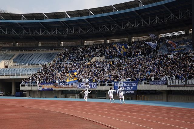 울산 선수들이 15일 부천종합운동장서 열린 부천과 원정경기서 이동경의 역전골이 터지자 원정팬 앞에서 환호하고 있다. 사진제공｜한국프로축구연맹