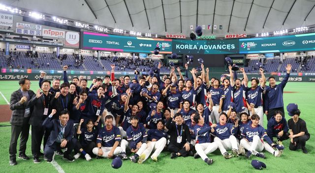 야구 대표팀과 KBO 관계자들이 9일 일본 도쿄돔서 열린 제6회 WBC 호주전을 7-2로 이겨 17년 만에 8강행을 확정한 뒤 함께 환호하고 있다. 뉴시스