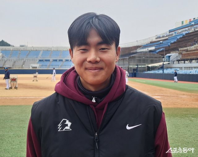 키움 어준서가 15일 마산야구장서 열린 ‘2026 신한 SOL KBO리그’ 시범경기 NC와 원정경기서 인터뷰한 뒤 환하게 웃어 보이고 있다. 창원=박정현 기자