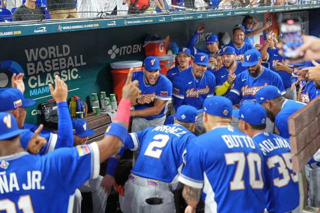 베네수엘라 WBC 야구 대표팀이 15일(한국시간) 미국 플로리다주 마이애미 론디포파크서 열린 일본전에 앞서 덕아웃에서 결전의 의지를 다지며 단체 세리머니를 펼치고 있다. 마이애미｜AP뉴시스