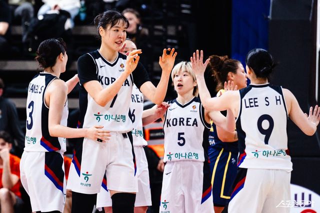 여자농구대표팀 강이슬, 박지수, 안혜지, 이소희(왼쪽부터)가 15일(한국시간) 프랑스 아스트로바예서 열린 콜롬비아전서 세리머니를 하고 있다. 사진제공｜FIBA