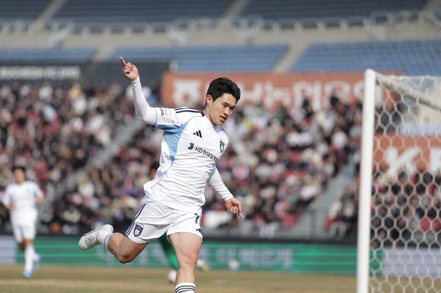 울산 이동경이 15일 부천종합운동장서 열린 부천과 원정경기서 페널티킥으로 역전골을 터트린 뒤 기뻐하고 있다. 사진제공｜한국프로축구연맹