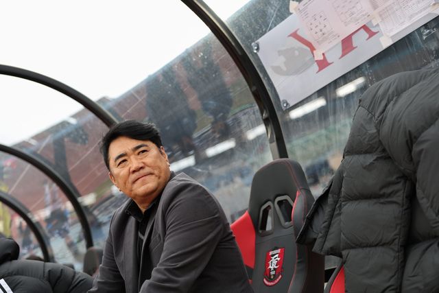 울산 김현석 감독이 15일 부천종합운동장서 열린 부천과 원정경기 도중 그라운드를 바라보고 있다. 사진제공｜한국프로축구연맹