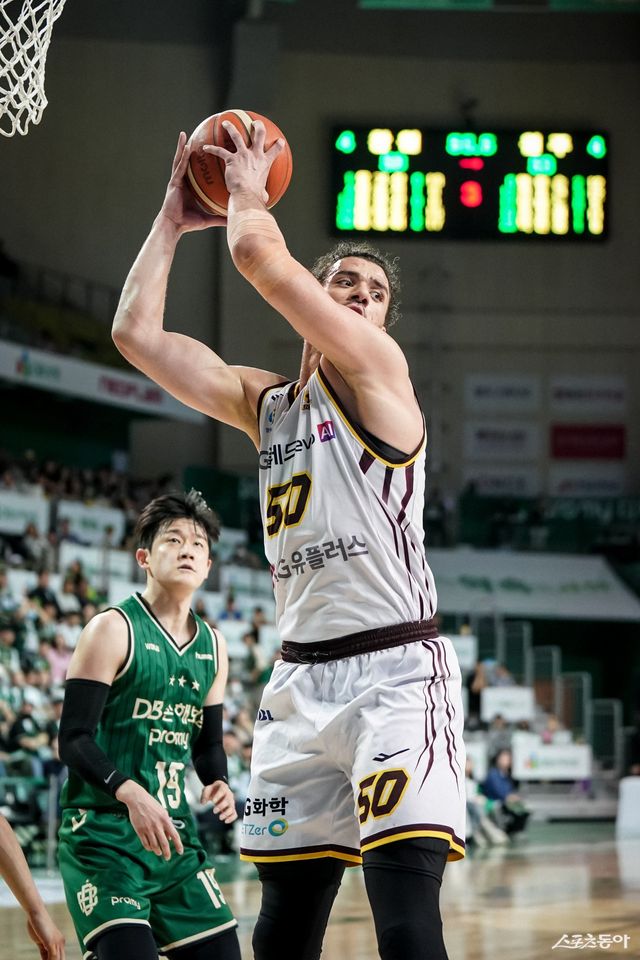 LG 아셈 마레이가 15일 원주DB프로미아레나서 열린 DB전 도중 리바운드하고 있다. 사진제공｜KBL