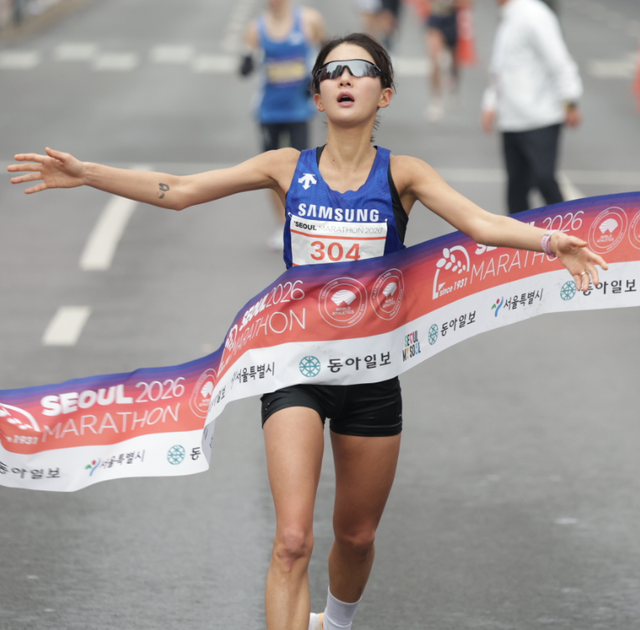 박민호와 정다은(사진)이 15일 2026서울마라톤 겸 제96회 동아마라톤서 3년 만에 국내 남녀부 정상 탈환에 성공했다. 박형기 동아일보 기자