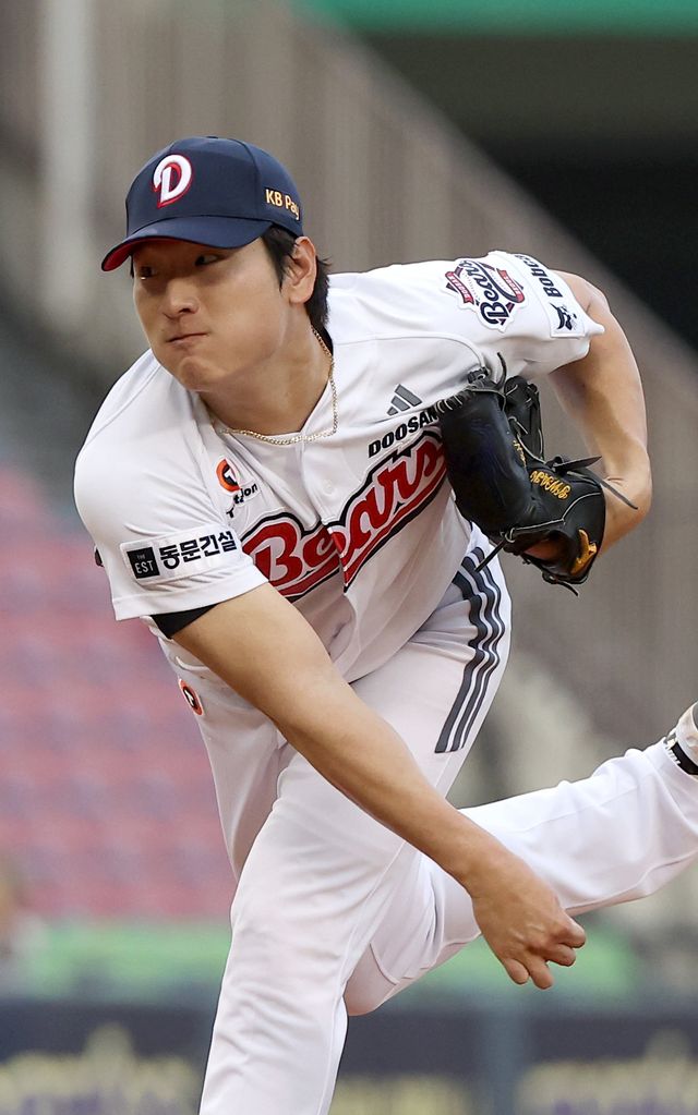 WBC 대표팀 일정을 마친 두산 곽빈은 19, 20일 사직 롯데와 원정경기 이후 팀에 합류해 한 차례 등판할 예정이다. 뉴시스