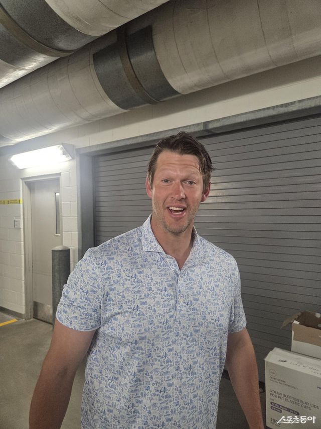 미국 대표팀 클레이튼 커쇼가 16일(한국시간) 미국 플로리다주 마이애미 론디포파크서 열린 제6회 월드베이스볼클래식(WBC) 도미니카공화국과 4강전을 마친 뒤 믹스드존을 지나 현장 취재진과 인터뷰를 진행했다. 커쇼는 이번 대회서 대표팀 은퇴를 선언했다. 공교롭게도 옛 동료 류현진도 같은 날 대표팀 은퇴를 발표했다. 마이애미｜장은상 기자 award@donga.com