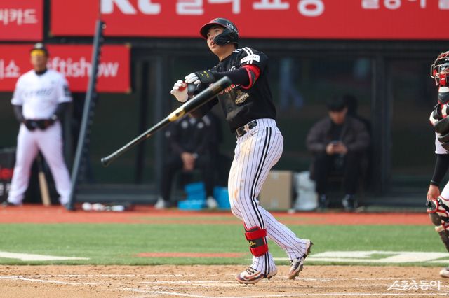 LG 추세현이 16일 수원KT위즈파크서 열린 KT와 시범경기 도중 홈런을 치고 있다. 사진제공｜LG 트윈스