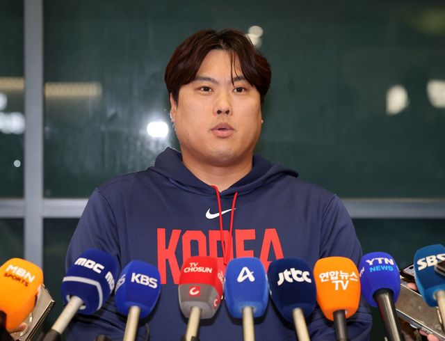 제6회 월드베이스볼클래식에 참가한 야구 대표팀 류현진이 16일 오전 인천국제공항을 통해 귀국한 뒤 취재진과 인터뷰를 하고 있다. 류현진은 이번 대회를 끝으로 국가대표 은퇴를 선언했다. 인천국제공항｜뉴시스