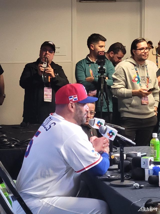 알버트 푸홀스 도미니카공화국 야구 대표팀 감독이 16일(한국시간) 미국 플로리다주 마이애미 론디포파크서 열린 2026월드베이스볼클래식(WBC) 미국과 4강전을 끝낸 뒤 기자회견에서 취재진의 질문에 답변을 하고 있다. 마이애미｜장은상 기자 award@donga.com