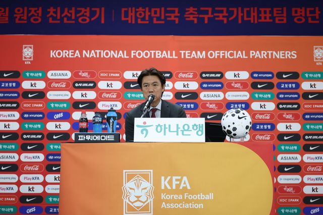 홍명보 축구국가대표팀 감독이 16일 천안 코리아풋볼파크서 열린 3월 A매치 명단 발표 기자회견서 취재진의 질문에 응답하고 있다. 사진제공│대한축구협회