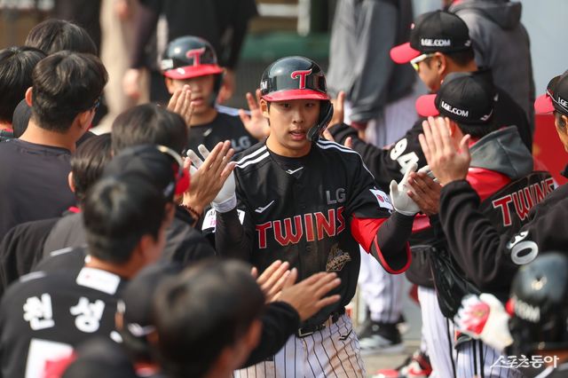 LG 추세현이 16일 수원KT위즈파크서 열린 KT와 시범경기 도중 홈런을 친 뒤 동료들과 손뼉을 마주치고 있다. 사진제공｜LG 트윈스
