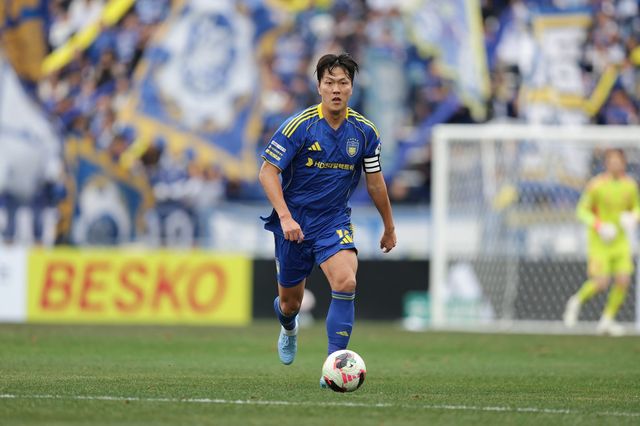 울산 김영권이 지난달 28일 강원과 홈경기 도중 드리블하고 있다. 사진제공｜한국프로축구연맹