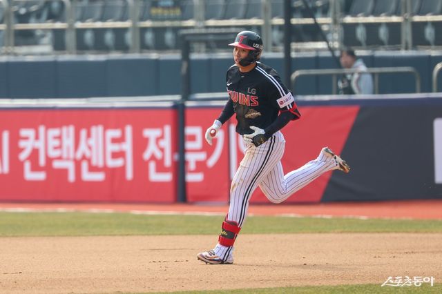 LG 추세현이 16일 수원KT위즈파크서 열린 KT와 시범경기 도중 홈런을 친 뒤 누상을 돌고 있다. 사진제공｜LG 트윈스