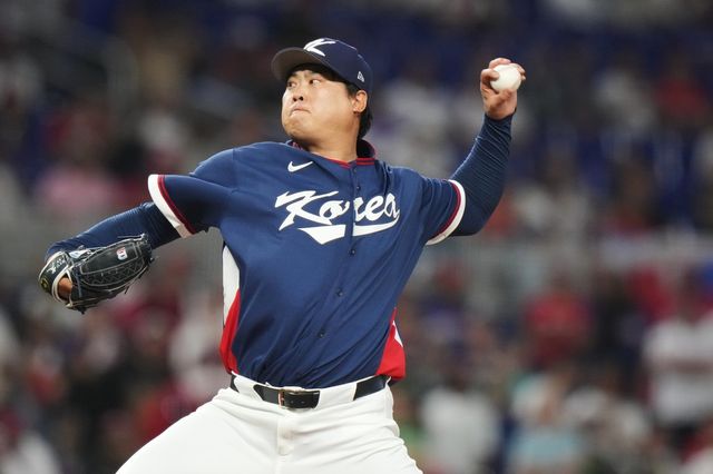 야구 대표팀 류현진이 14일(한국시간) 미국 플로리다주 마이애미 론디포파크서 열린 제6회 월드베이스볼클래식(WBC) 도미니카공화국과 8강전에서 힘차게 공을 던지고 있다. 마이애미｜AP뉴시스