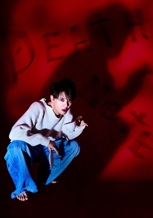 뮤지컬 ‘데스노트’ 네 번째 시즌에서 엘(L) 역을 맡은 김준수. 절제된 카리스마로 무대에 오른다. 사진제공｜오디컴퍼니