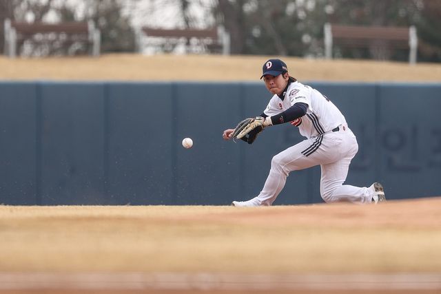 두산은 이번 시즌을 앞두고 FA로 이적한&nbsp;유격수&nbsp;박찬호(가운데)가 중심을 잡으면서&nbsp;내야가 한층 강해졌음을 체감하고 있다. 사진제공｜두산 베어스