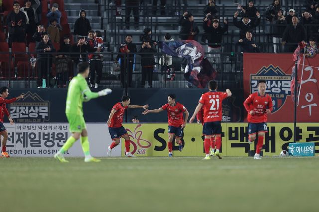 김천 고재현(오른쪽 3번째)이 17일 김천종합운동장서 열린 광주와 홈경기서 후반 52분 극장 동점골을 터트린 뒤 동료들의 축하를 받고 있다. 사진제공│한국프로축구연맹