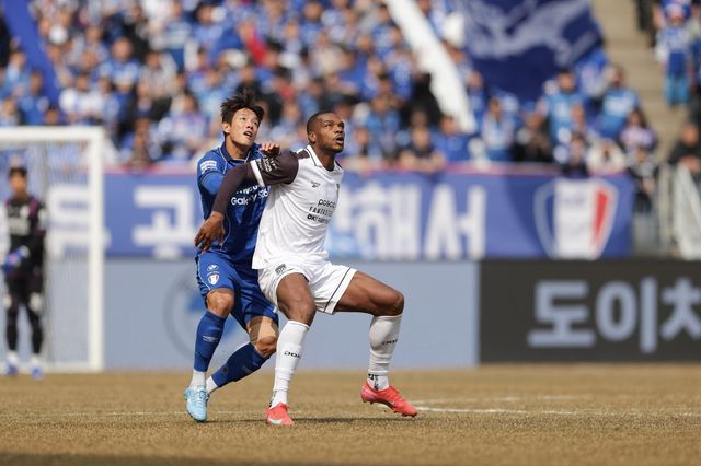 수원 삼성은 올 시즌 부임한&nbsp;이정효&nbsp;감독의 지도력과 베테랑 센터백 홍정호(뒤)-송주훈의 가세에 힘입어 K리그1 승격 레이스 초반부터 좋은 모습을 보이고 있다. 사진제공│한국프로축구연맹