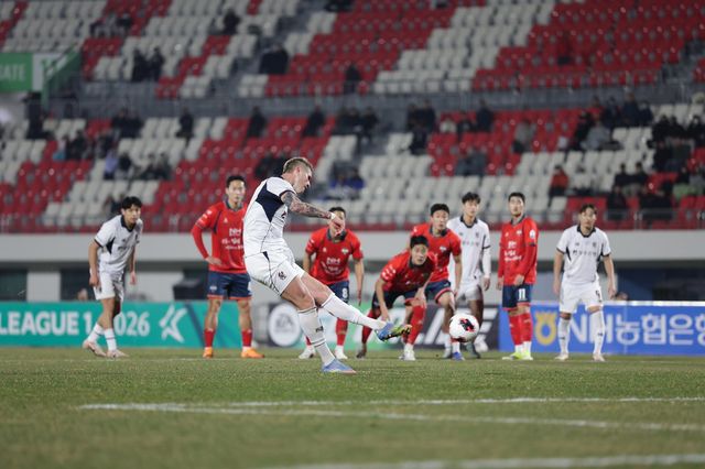 광주 프리드욘슨(앞)이 17일 김천종합운동장서 열린 김천과 원정경기서 후반 24분 자신이 따낸 PK를 직접 성공시키고 있다. 사진제공│한국프로축구연맹