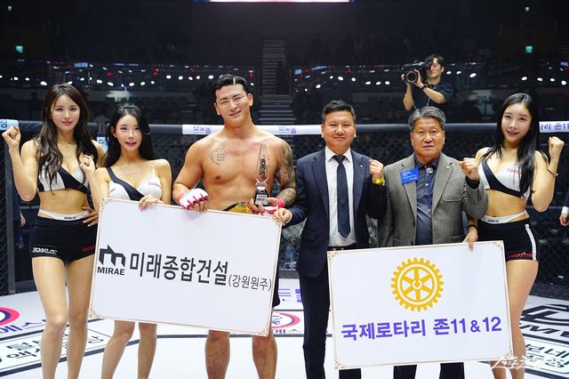 김태인(왼쪽 3번째)이 15일 장충체육관서 열린 ‘굽네 로드FC 076’ 메인이벤트 헤비급 타이틀전서 세키노 타이세이를 제압한 뒤 기뻐하고 있다. 사진제공｜로드FC