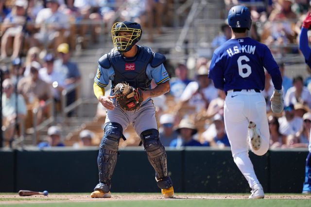 LA 다저스 김혜성(오른쪽)이 17일(한국시간) 미국 애리조나주 글렌데일 캐멀백 렌치서 열린 밀워키전 2번타자 우익수로 선발출전해 2타수 1안타 2득점 1볼넷을 기록했다. 김혜성이 2회말 후속타자의 적시타 때 홈으로 쇄도하고 있는 모습. 피닉스｜AP뉴시스