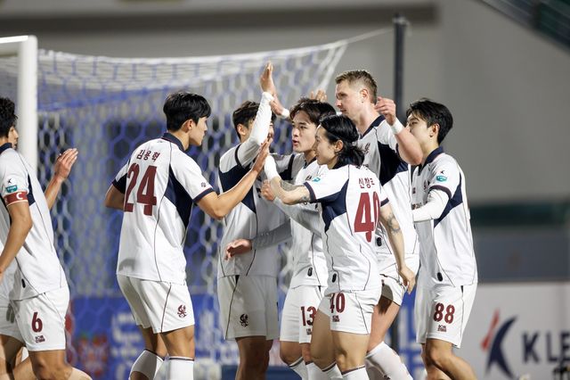 광주 프리드욘슨(오른쪽 2번째)이 17일 김천종합운동장서 열린 김천과 원정경기서 후반 24분 자신이 따낸 PK를 직접 성공시킨 뒤 동료들의 축하를 받고 있다. 사진제공│한국프로축구연맹