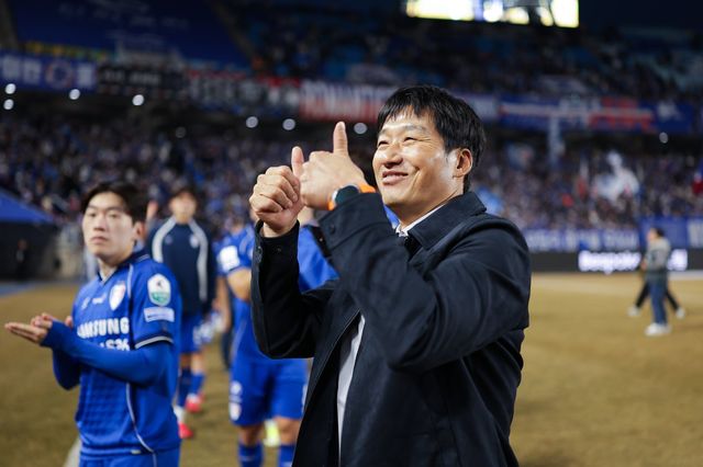 수원 삼성은 올 시즌 부임한 이정효 감독(앞)의 지도 하에 견고한 방패를 장착해 K리그1 승격 레이스 초반부터 좋은 모습을 보이고 있다. 사진제공│한국프로축구연맹