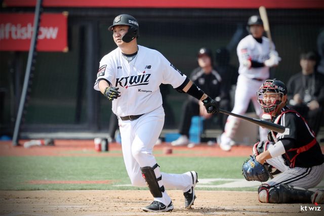 KT 장성우가 17일 수원KT위즈파크서 열린 LG와 시범경기 도중 안타를 치고 있다. 사진제공｜KT 위즈