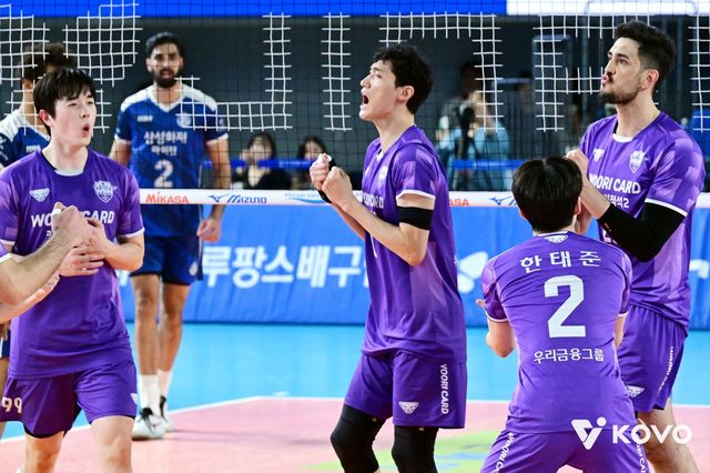 우리카드 선수들이 17일 대전충무체육관서 열린 삼성화재와 V리그 남자부 정규리그 6라운드 최종전에서 팀 득점을 올린 뒤 기뻐하고 있다. 사진제공｜KOVO