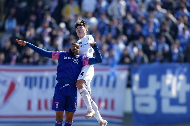 수원 삼성은 올 시즌 부임한&nbsp;이정효&nbsp;감독의 지도력과 베테랑 센터백 홍정호-송주훈(뒤)의 가세에 힘입어&nbsp;K리그1 승격 레이스 초반부터 좋은 모습을 보이고 있다. 사진제공│한국프로축구연맹