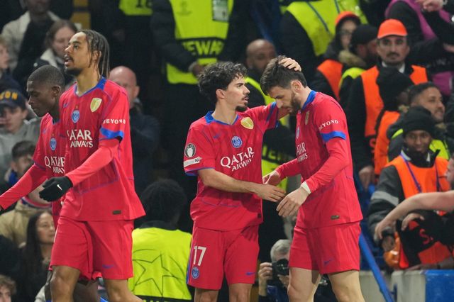 PSG 크바라츠헬리아(오른쪽)가 18일(한국시간) 스탬포드 브릿지에서 열린 첼시와 UCL 16강 원정 2차전서 선제골을 넣은 뒤 비티냐의 축하를 받고 있다. 런던｜AP뉴시스