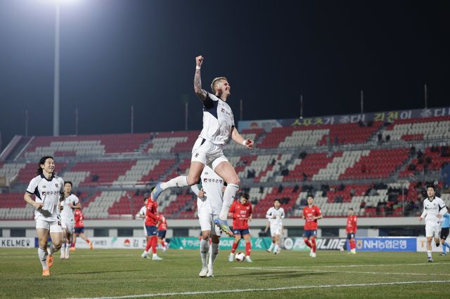 광주 프리드욘슨이 17일 김천종합운동장서 열린 김천과 원정경기서 후반 24분 자신이 따낸 PK를 직접 성공시킨 뒤 기뻐하고 있다. 사진제공│한국프로축구연맹