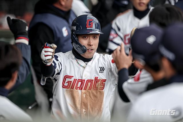 롯데 황성빈이 13일 사직구장서 열린 KT와 시범경기 도중 득점한 뒤 동료들과 기뻐하고 있다. 사진제공｜롯데 자이언츠