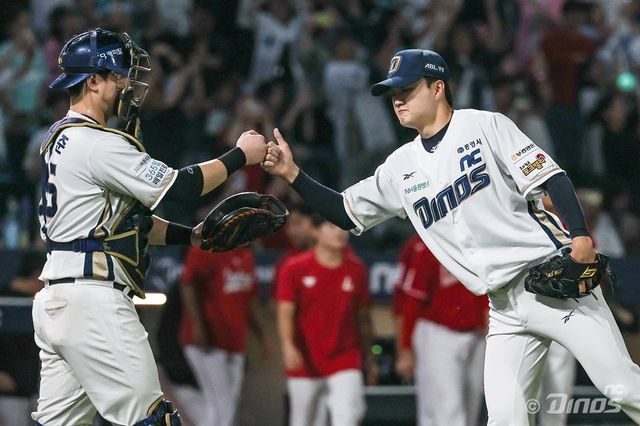 NC 임지민(오른쪽)은 평균 152㎞의 빠른 공을 던지는 우완투수다. 그는 팀의 차기 마무리투수로 낙점받을 만큼 가파른 성장세를 보이고 있다. 사진제공｜NC 다이노스