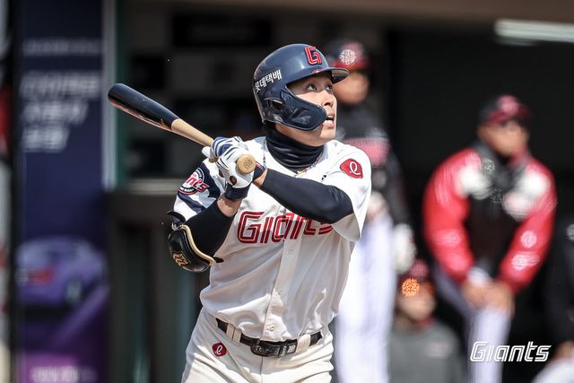 롯데 황성빈이 14일 사직구장서 열린 LG와 시범경기 도중 안타를 치고 있다. 사진제공｜롯데 자이언츠