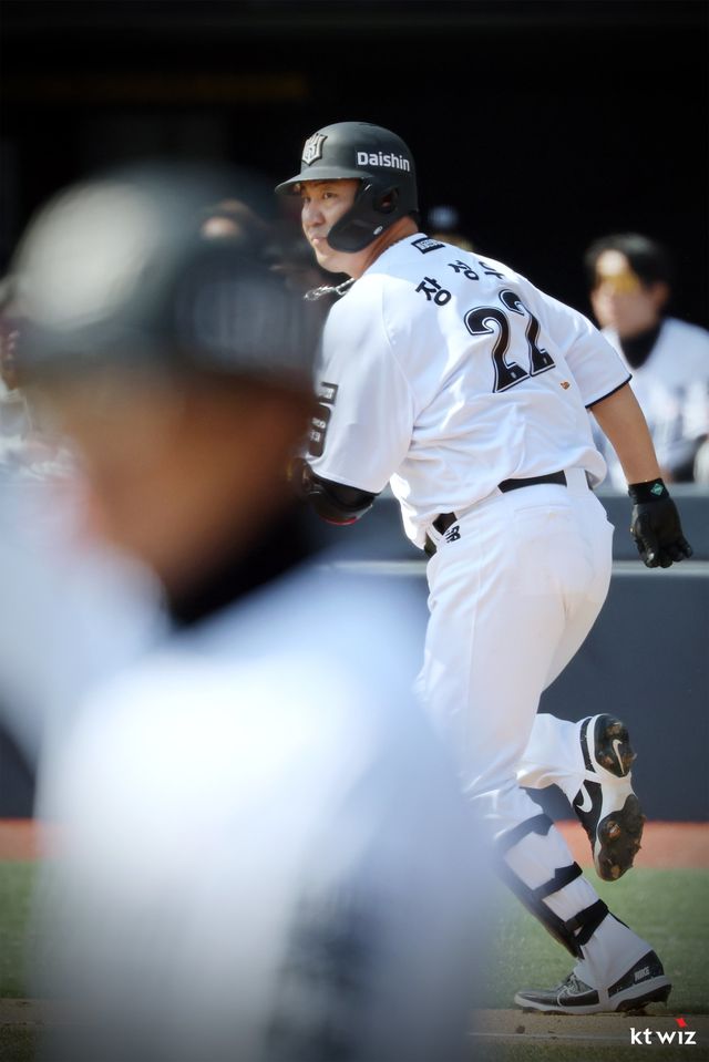 KT 장성우가 17일 수원KT위즈파크서 열린 LG와 시범경기 도중 안타를 친 뒤 1루로 달리고 있다. KT는 장성우의 활약에 힘입어 시범경기 첫 승을 신고했다. 사진제공｜KT 위즈