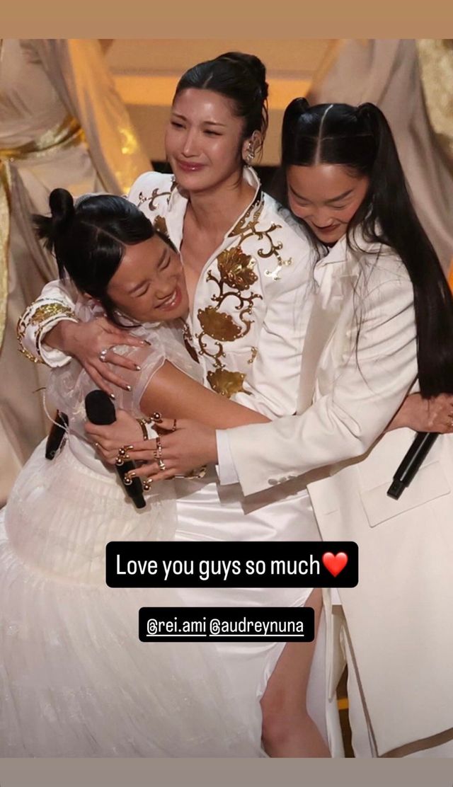 헌트릭스 현실 멤버 이재가 오스카 버전 ‘골든’을 부르며 착용한 드레스는 국내 유명 디자이너 브랜드 르쥬(LEJE)가 특별 제작한 의상으로, 대한제국 황실 대례복을 모티프로 했다. 사진|이재 SNS 캡처