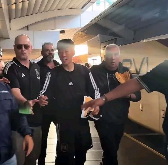 코스타리카에서 현지 팬들에게 스킨십을 하는 손흥민. 사진출처｜SNS