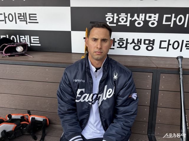 한화 윌켈 에르난데스가 17일 대전한화생명볼파크서 인터뷰를 마친 뒤 포즈를 취하고 있다. 대전｜강산 기자 posterboy@donga.com